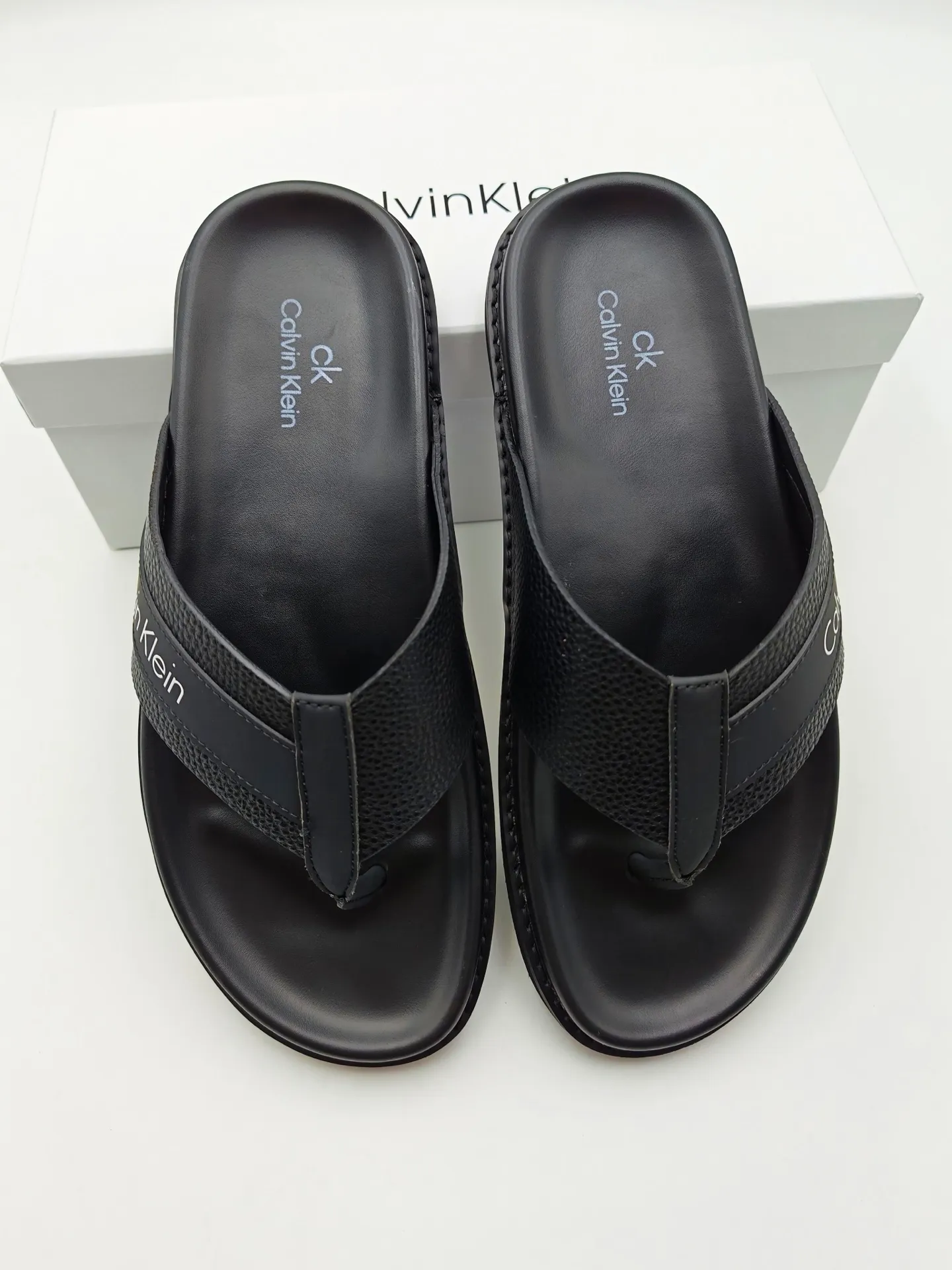 Men's shoes 💰300 Calvin Klein CK men's slippers, the upper of this slipper is made of imported cowhide, and the sole is also imported new EVA material. The foamed ultra-light outsole is more non-slip, three-dimensional and skin-friendly. Available from stock, long-term availability, Size: 38-46 yards.